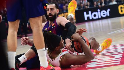 Tornike Šengelija u borbi za loptu sa Čimom Monekeom na meču Crvena zvezda - Barselona