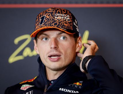 Maks Ferstapen sa kačketom na glavi.