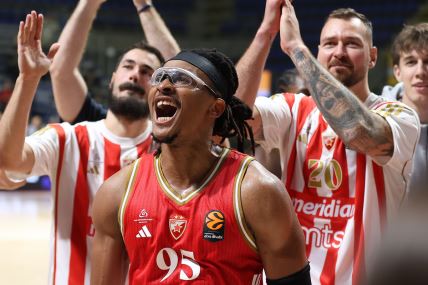 Čima Moneke proslavlja pobedu Crvene zvezde nad Makabijem sa navijačima