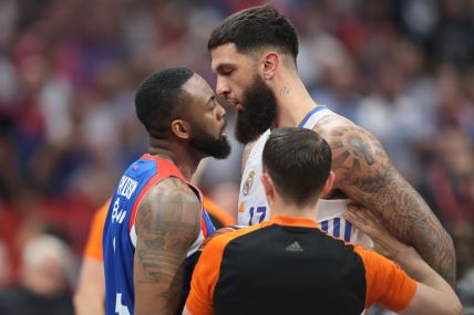 Vensan Poarje u duelu sa igračem Efesa.