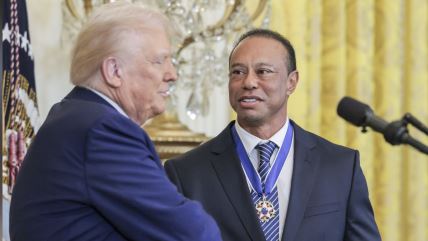 Tajger Vuds se rukuje sa Donaldom Trampom