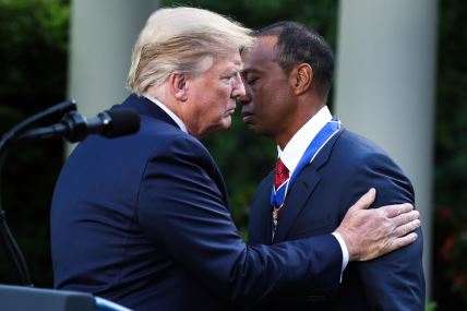 Donald Tramp se pozdravlja sa Tajgerom Vudsom