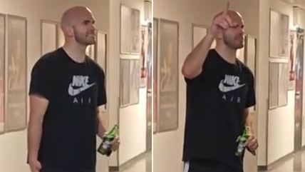 Nik Kalates pije pivo