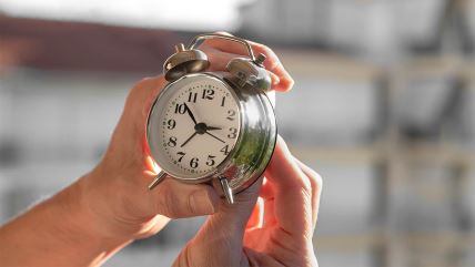 Ko profitira od pomeranja sata