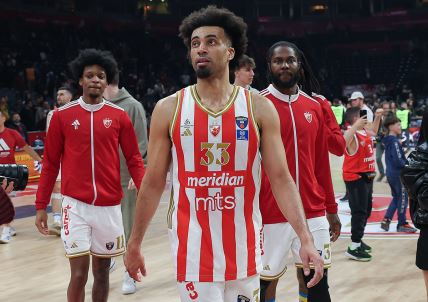 Džordan Nvora i košarkaši Crvene zvezde.