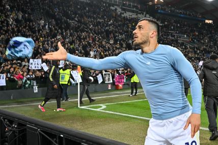 Filip Kostić baca dres navijačima Juventusa.