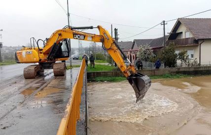 Vanredne situacije u tri okruga, službe na terenu 24 sata 4.jpg