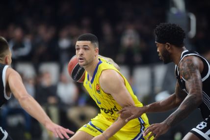 Ife Lundberg na meču Partizan - Makabi u Beogradskoj areni, dok ga čuvaju Tajrik Džouns i Arijan Lakić