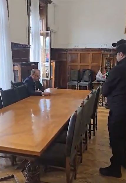 Ulazak UKP-a u kabinet Rektora Đokića (3).jpg