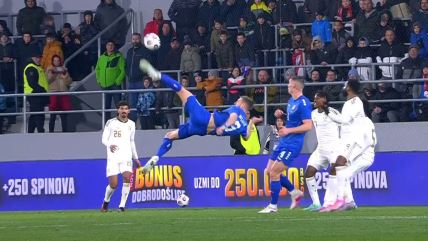 Strahinja Pavlović daje gol makazicama.