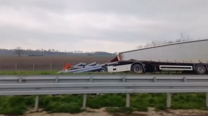 Prevrnuo se šleper na brzom putu Šabac-Loznica