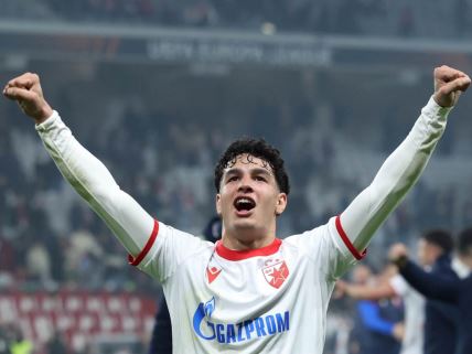 Levi bek Crvene zvezde Adem Avdić slavi pobedu.
