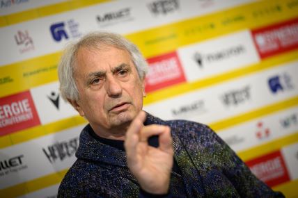 Vahid Halilhodžić pokazuje prstom.