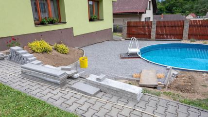 Kuća sa dvorištem i bazenom