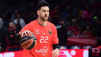 Vasilije Micić na zagrevanju u Beogradskoj areni protiv Crvene zvezde