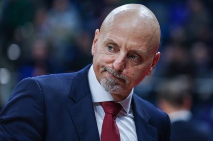 Saša Obradović u odelu i s crvenom kravatom.