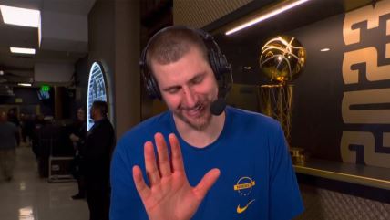 Nikola Jokić se izvinjava Udonisu Haslemu za šalu.