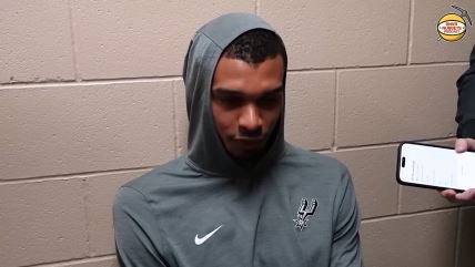 Viktor Vembanjama daje izjavu posle poraza San Antonija od Denvera.