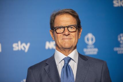 Fabio Kapelo u odelu i naočarima.