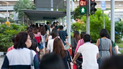 Japanci prelaze ulicu na semfaoru