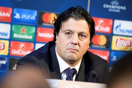 Zlatko Zahovič u odelu na konferenciji za medije.