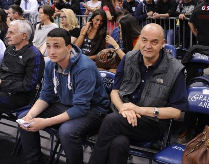 Luka Vujošević sin Duška Vujoševića sa ocem na utakmici Partizana
