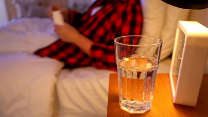 Voda na komodi pored kreveta