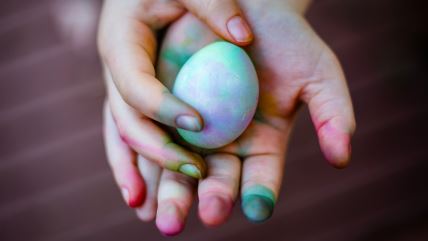 Fleke od farbe za jaja na rukama