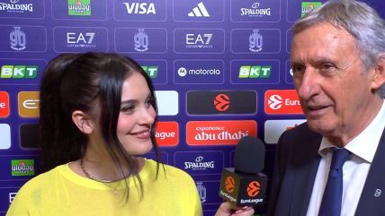 Svetislav Pešić i novinarka u razgovoru.