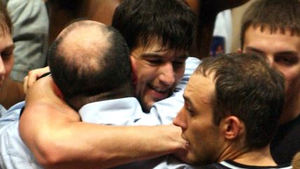 Vlado Šćepanović i Duško Vujošević u zagrljaju posle pobede nad Hemofarmom