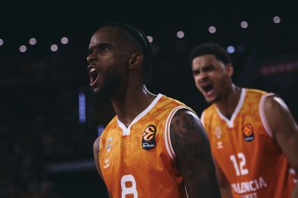 v proslavlja koš u dresu Valensije