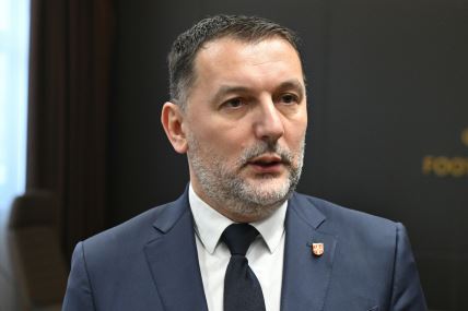 Branko Radujko u odelu s bradom i bedžom FSS.