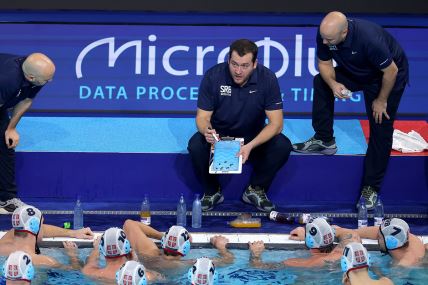 Uroš Stevanović drži tajm aut vaterpolistima Srbije.