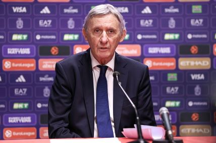 Svetislav Pešić na konferenciji za medije.