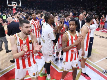 Košarkaši Crvene zvezde slave pobedu.