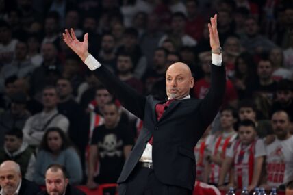 Saša Obradović diže ruke uvis na utakmici Crvene zvezde.