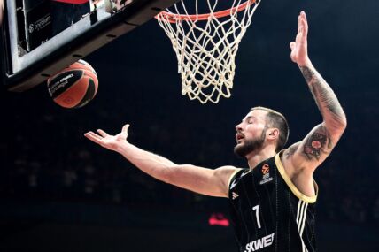 Žofri Lovernj hvata skok na utakmici Zvezda ASVEL