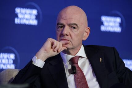 Đani Infantino zamišljen drži prst na bradi.