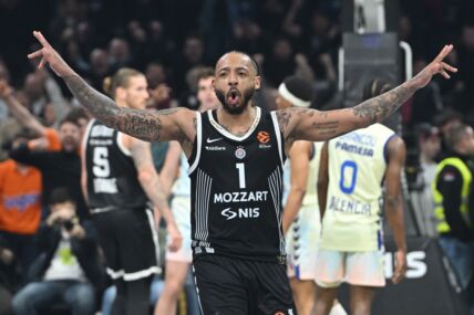 Karlik Džouns širi ruke i proslavlja pobedu.