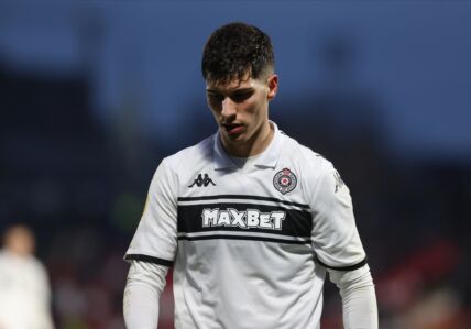 Milan Vukotić u belom dresu Partizana.