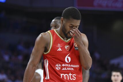 Džared Batler drži ruku na licu.