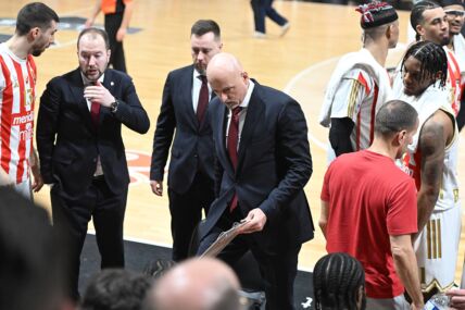 Saša Obradović sa igračima Crvene zvezde.