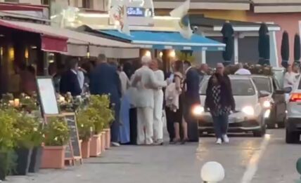 Melina se grli sa ocem na svečanoj večeri (3).jpg