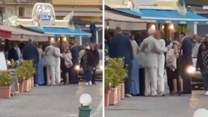 Melina se grli sa ocem na svečanoj večeri