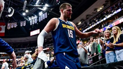 Nikola Jokić izlazi sa utakmice Denvera