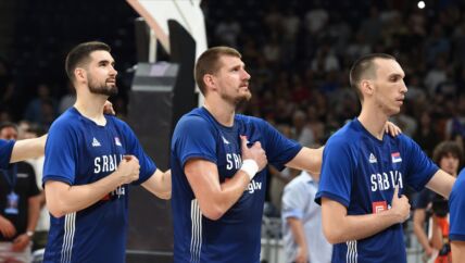 Ristić, Jokić i Pkuševski pevaju himnu Srbije
