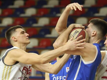 Košarkaši FMP-a i Spartaka u duelu za loptu.