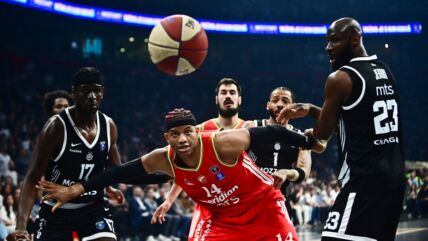 Hasijel Rivero u borbi za loptu sa igračima Partizana