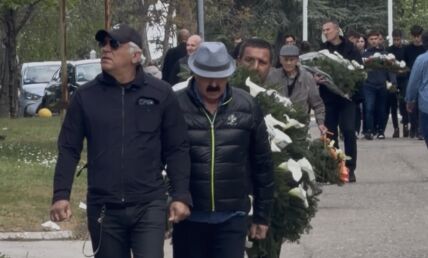 Prvo pojavljivanje Harisa Džinovića nakon Melinine udaje i nakon što se odrekao ćerke