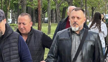 Brat Rade Manojlovic stigao na sahranu Sase Katancica Nenad jedan od retkih kolega koji se pojavio (2) (1).jpg